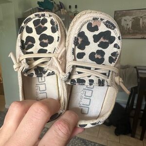 Size K5 toddler hey dude Wendy shoes